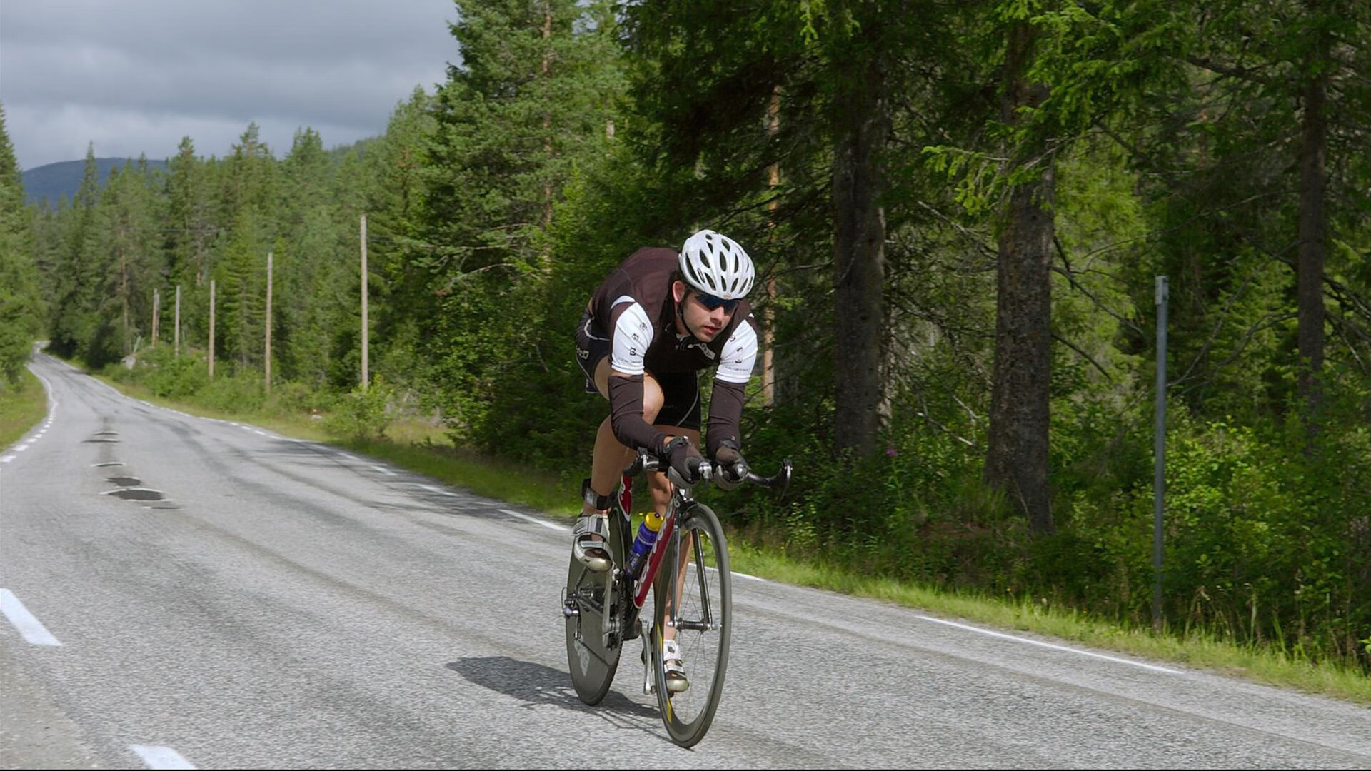 “弯道飞旋:漂移与超车的极致舞蹈”,弯道漂移翻车动图
